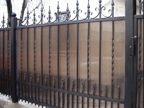 Кованые заборы с поликарбонатом 30 метров